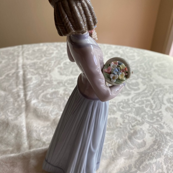 RETIRED 1996 ‘INNOCENCE IN BLOOM LLADRO’ PORCELAIN FIGURINE-Item# 01007644 - Picture 6 of 9